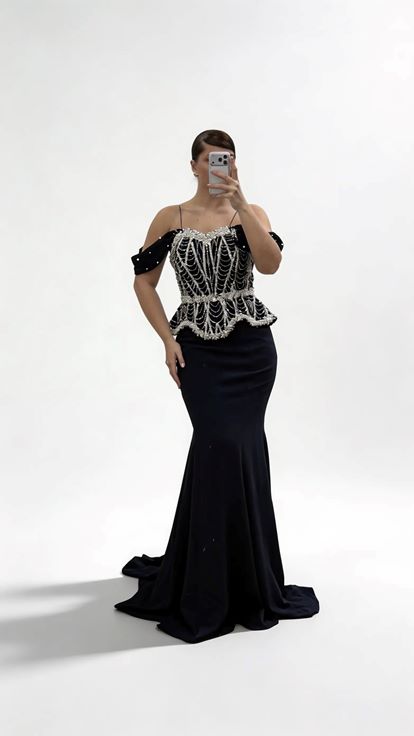 Marineblaues Abendkleid in Übergröße mit überschnittenen Ärmeln  Perlenverzierungen und Schößchen