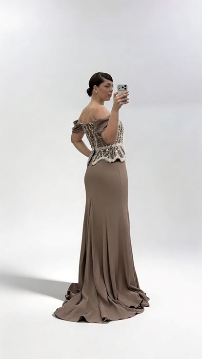 Braunes Abendkleid in Übergröße mit überschnittenen Ärmeln  Schößchen und Perlenverzierungen