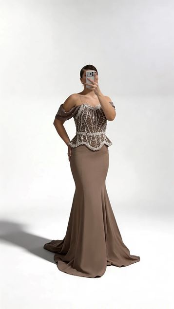 Kahverengi Düşük Kol İnci Detaylı Peplum Kesim Büyük Beden Abiye Elbise