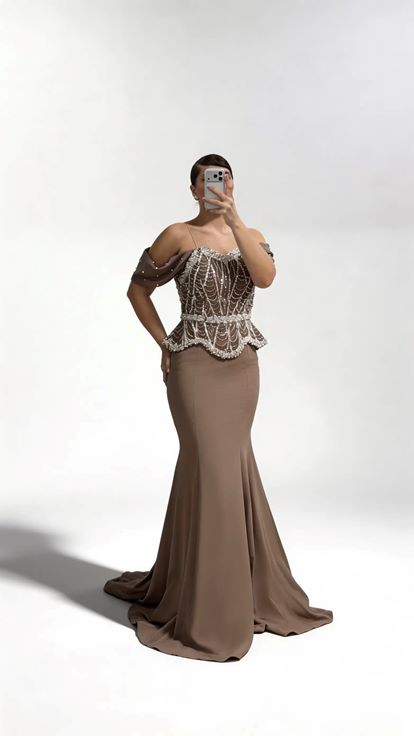 Braunes Abendkleid in Übergröße mit überschnittenen Ärmeln  Schößchen und Perlenverzierungen