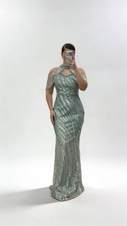Mintgrünes Neckholder Abendkleid in Übergröße mit Schalkragen  Pailletten und Pailletten