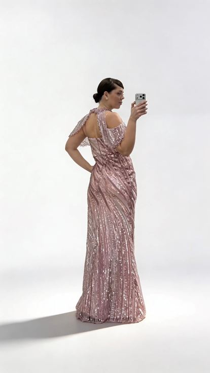 Puderrosa Abendkleid in Übergröße mit Neckholder  Schalkragen und Pailletten