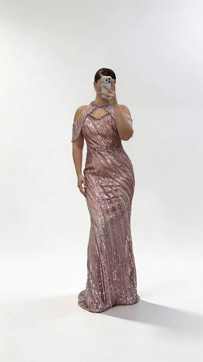 Puderrosa Abendkleid in Übergröße mit Neckholder  Schalkragen und Pailletten