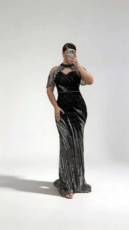 Schwarzes Neckholder Abendkleid in Übergröße mit Schalkragen und Pailletten