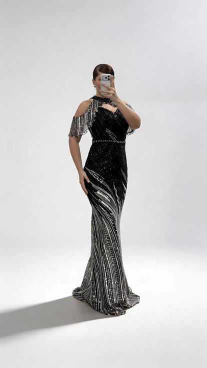 Schwarzes Neckholder Abendkleid in Übergröße mit Schalkragen und Pailletten