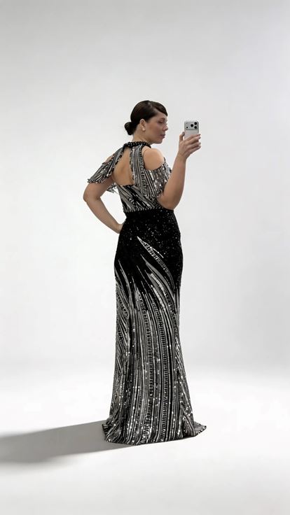 Schwarzes Neckholder Abendkleid in Übergröße mit Schalkragen und Pailletten