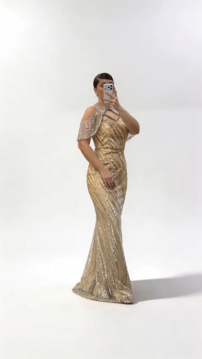 Goldenes Neckholder Abendkleid in Übergröße mit Schalkragen  Pailletten und Pailletten