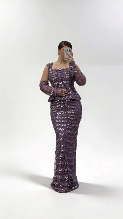 Lilafarbenes  schulterfreies  langärmeliges Pailletten Abendkleid in Übergröße