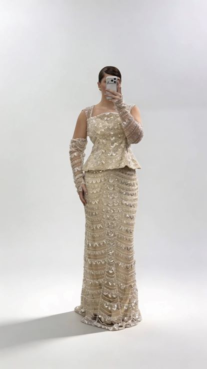 Goldenes schulterfreies  langärmeliges Pailletten Abendkleid in Übergröße