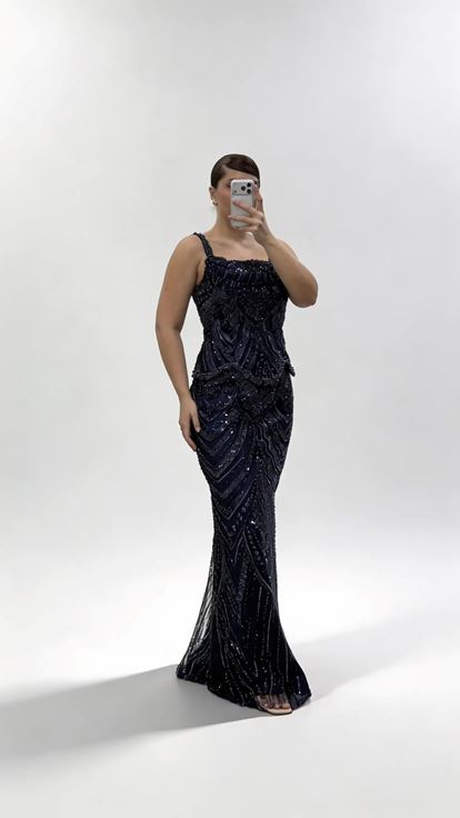 Marineblaues Abendkleid in Übergröße mit wellenförmigem Schößchen und breiten Trägern