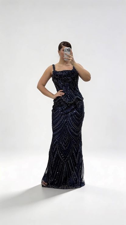 Marineblaues Abendkleid in Übergröße mit wellenförmigem Schößchen und breiten Trägern