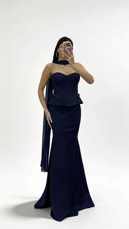 Langes  marineblaues Abendkleid mit Korsett Nähten und taillierter Schößchenform 