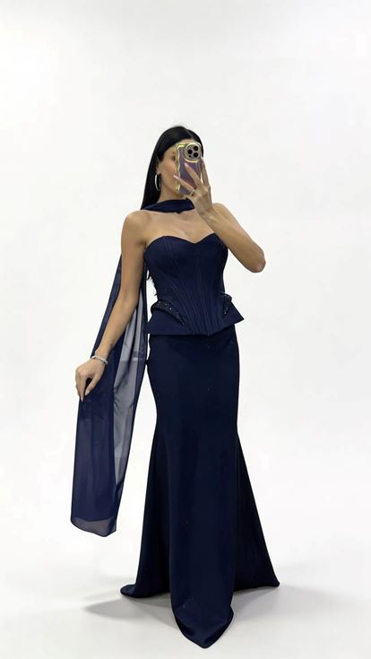 Langes  marineblaues Abendkleid mit Korsett Nähten und taillierter Schößchenform 