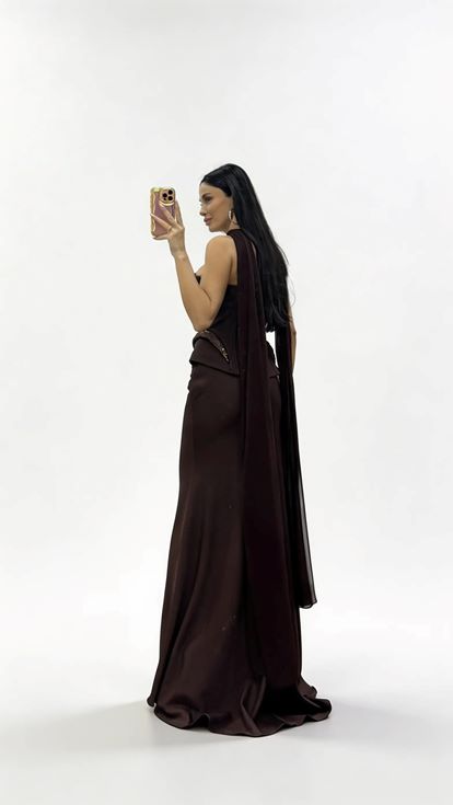 Langes Abendkleid in Braun mit Korsettnähten und taillierter Schößchenform