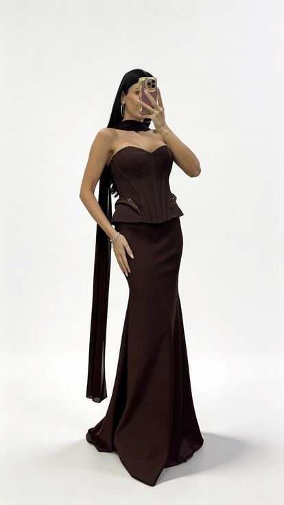Langes Abendkleid in Braun mit Korsettnähten und taillierter Schößchenform