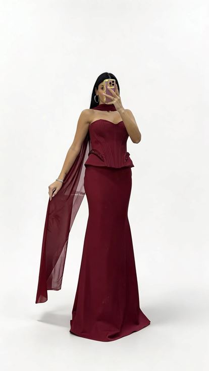 Burgunderfarbenes langes Abendkleid mit Korsettnaht und taillierter Schößchenform