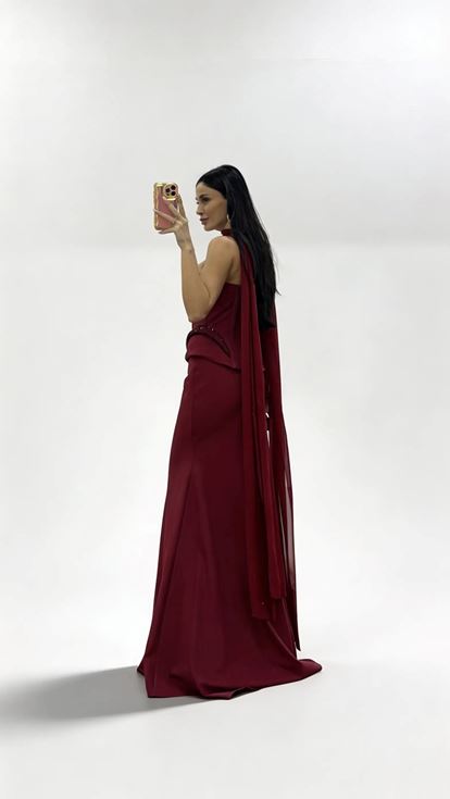 Burgunderfarbenes langes Abendkleid mit Korsettnaht und taillierter Schößchenform