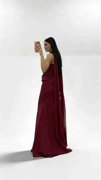 Burgunderfarbenes langes Abendkleid mit Korsettnaht und taillierter Schößchenform