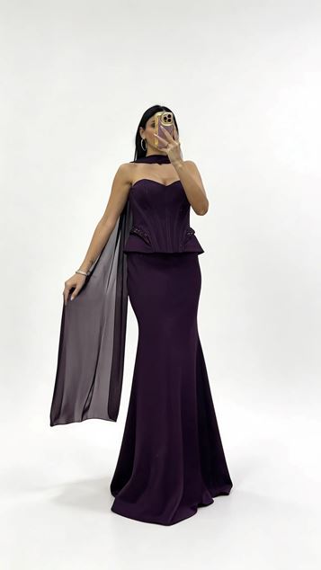 Langes Abendkleid mit lila Korsett Nähten und taillierter Schößchenform