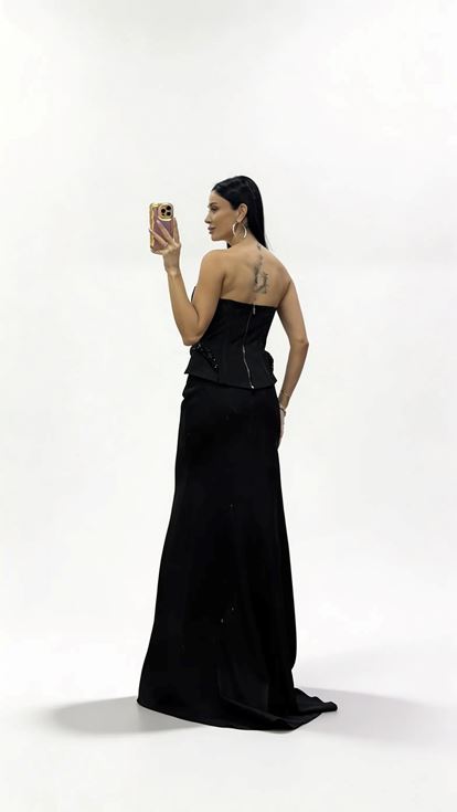 Schwarzes langes Abendkleid mit Korsettnähten und betonter Taille (Peplum Design)