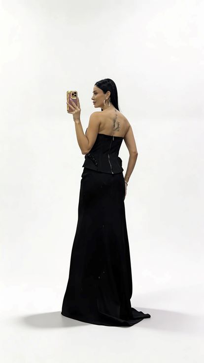 Schwarzes langes Abendkleid mit Korsettnähten und betonter Taille (Peplum Design)