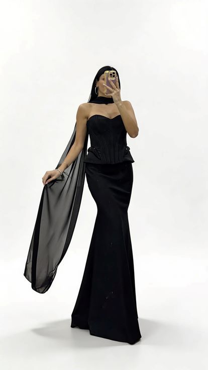 Schwarzes langes Abendkleid mit Korsettnähten und betonter Taille (Peplum Design)