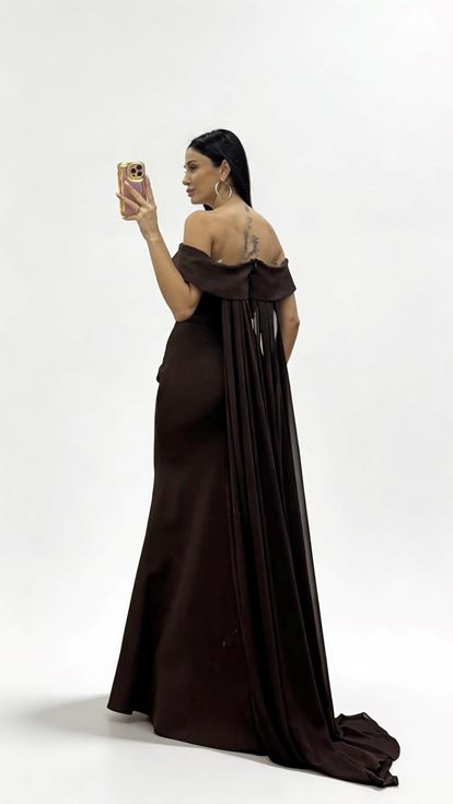 Braunes schulterfreies  gerüschtes Abendkleid mit Cape