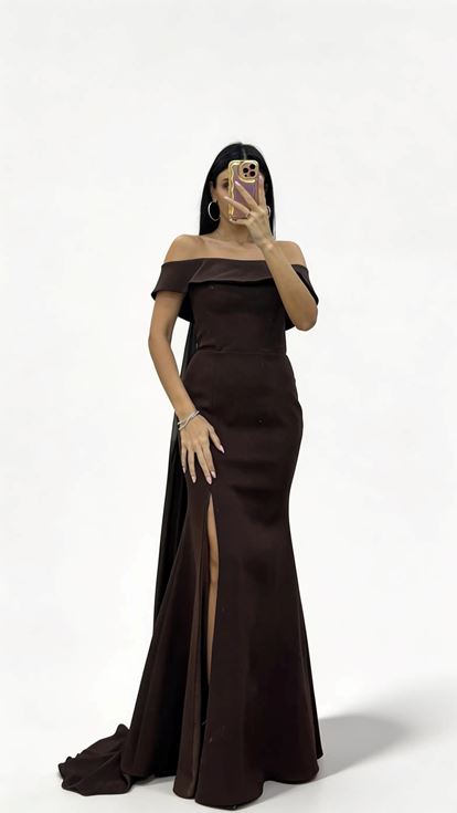 Braunes schulterfreies  gerüschtes Abendkleid mit Cape