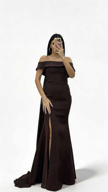 Braunes schulterfreies  gerüschtes Abendkleid mit Cape