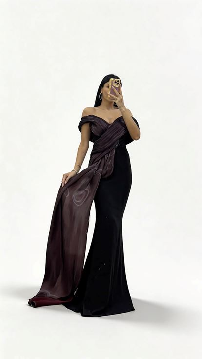 Schwarzes und burgunderrotes  drapiertes schulterfreies Abendkleid mit Schal Detail