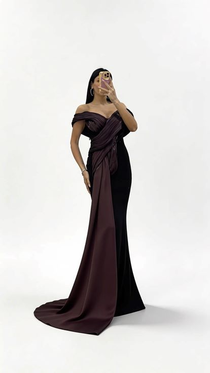 Schwarzes und burgunderrotes  drapiertes schulterfreies Abendkleid mit Schal Detail