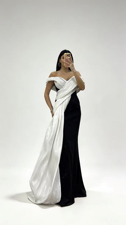 Siyah Kemik Öne Sarkan Şal Detaylı  Drapeli Düşük Omuz Abiye Elbise