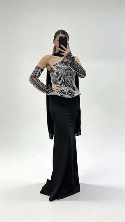 فستان سهرة أسود بدون حمالات مزين بالخرز بتصميم الكورسيه