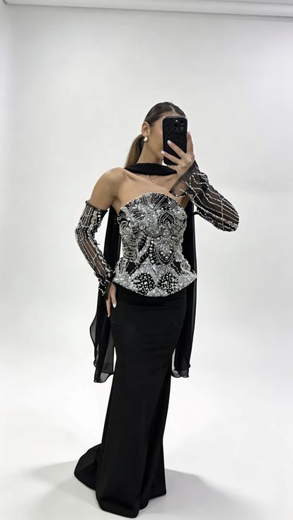 فستان سهرة أسود بدون حمالات مزين بالخرز بتصميم الكورسيه