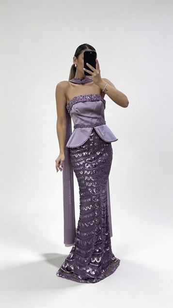 Fliederfarbener  perlenbesetzter Schal  perlenbesetztes Tüll Abendkleid im Peplum Stil