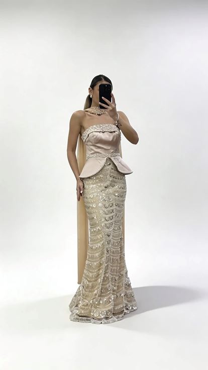 Abendkleid mit goldenem Schal  Perlenbesatz und Schößchenform sowie perlenbesetztem Tüllrock