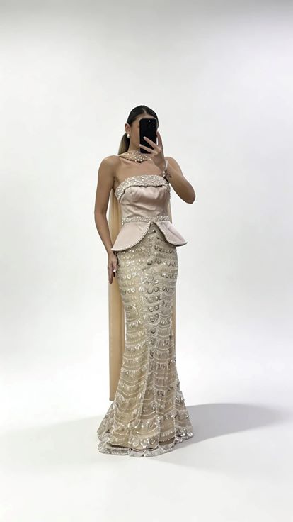 Abendkleid mit goldenem Schal  Perlenbesatz und Schößchenform sowie perlenbesetztem Tüllrock