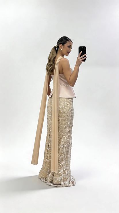 Abendkleid mit goldenem Schal  Perlenbesatz und Schößchenform sowie perlenbesetztem Tüllrock