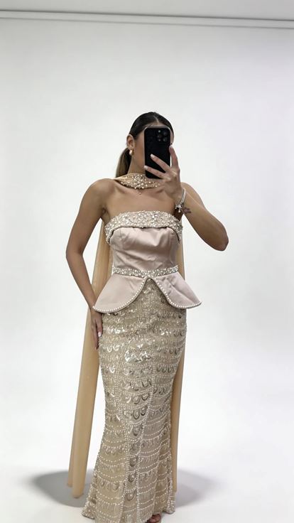 Abendkleid mit goldenem Schal  Perlenbesatz und Schößchenform sowie perlenbesetztem Tüllrock