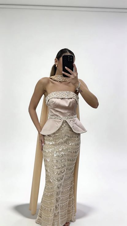 Abendkleid mit goldenem Schal  Perlenbesatz und Schößchenform sowie perlenbesetztem Tüllrock