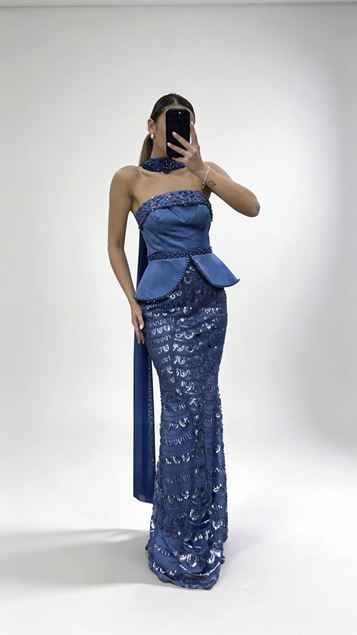 شال مطرز باللون النيلي، فستان سهرة من التول المطرز بتصميم بيبلوم