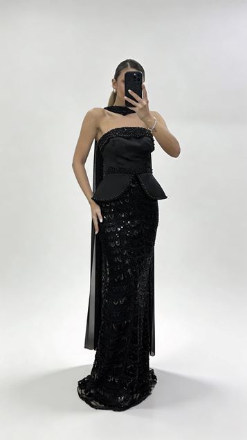 شال أسود مطرز بالخرز، فستان سهرة من التول بتصميم بيبلوم