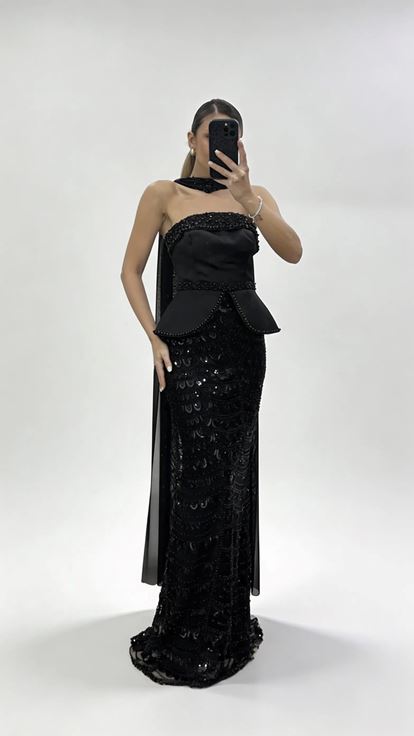 Schwarzer  perlenbesetzter Schal  schößchenförmiges  mit Tüll verziertes Abendkleid
