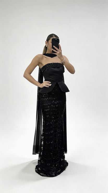 Schwarzer  perlenbesetzter Schal  schößchenförmiges  mit Tüll verziertes Abendkleid