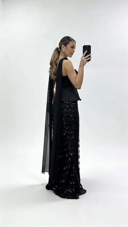 Schwarzer  perlenbesetzter Schal  schößchenförmiges  mit Tüll verziertes Abendkleid