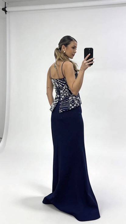 Marineblaues Abendkleid im Peplum Stil mit breiten Trägern und langer Schleppe