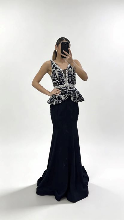 Marineblaues Abendkleid im Peplum Stil mit breiten Trägern und langer Schleppe