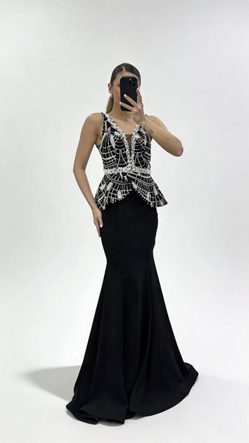 فستان سهرة أسود سميك بأشرطة سميكة وذيل طويل بتصميم بيبلوم