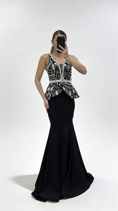 Schwarzes Abendkleid im Peplum Stil mit breiten Trägern und langer Schleppe