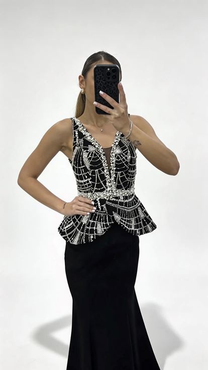 Schwarzes Abendkleid im Peplum Stil mit breiten Trägern und langer Schleppe